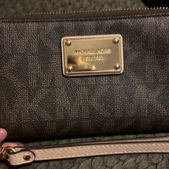 Michael Kors Signature wristlet - Picture 2 of 3